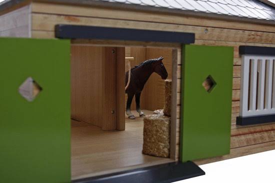1-24 Scale Horse Stable with 4 Box Storage & Wash Box W87762