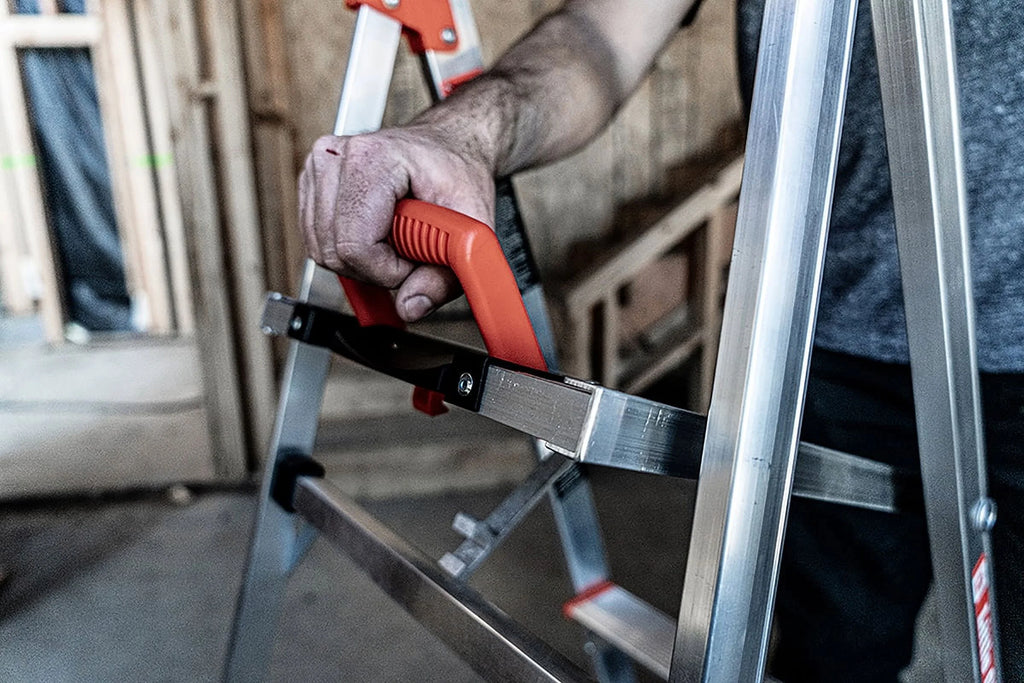 Aluminum 300 Pound Capacity Stepladder O84274