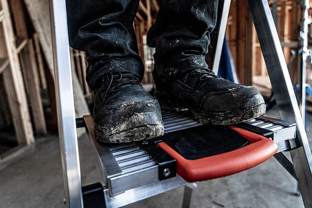 Aluminum 300 Pound Capacity Stepladder O84274