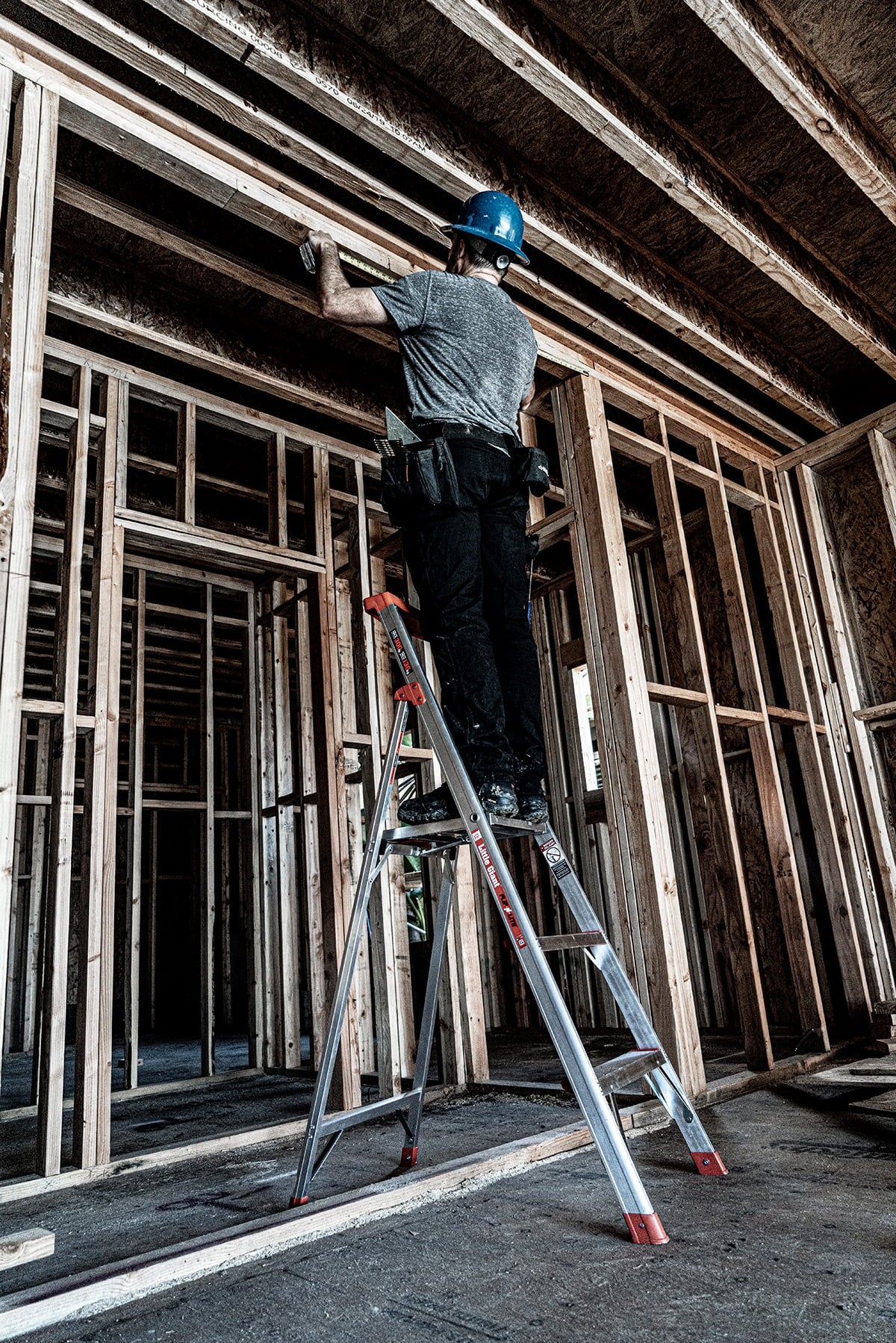 Aluminum 300 Pound Capacity Stepladder O84274