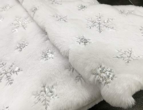 48 Inch White Faux Fur Christmas Tree Skirt with Sequin Snowflakes H85161
