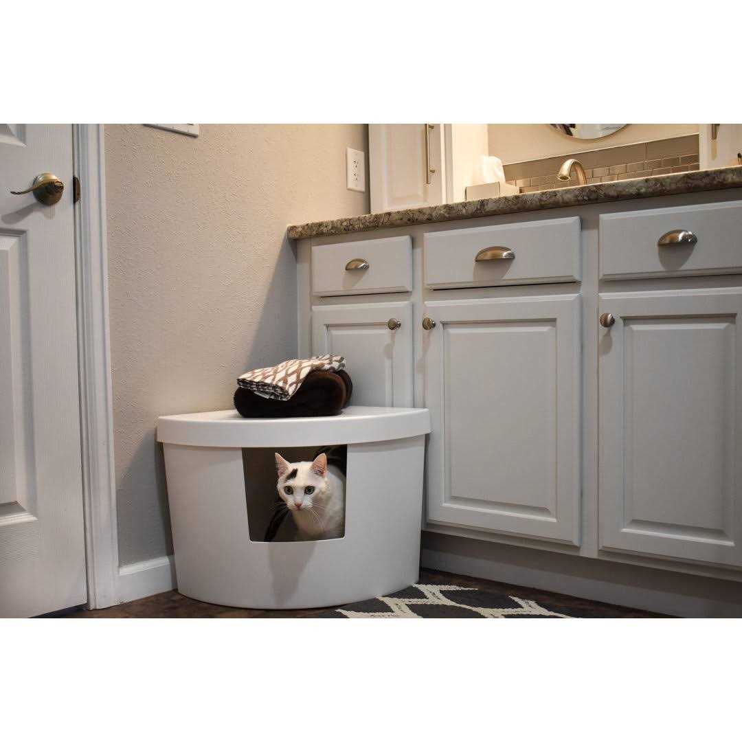 Enclosed Plastic Litter Box B8141